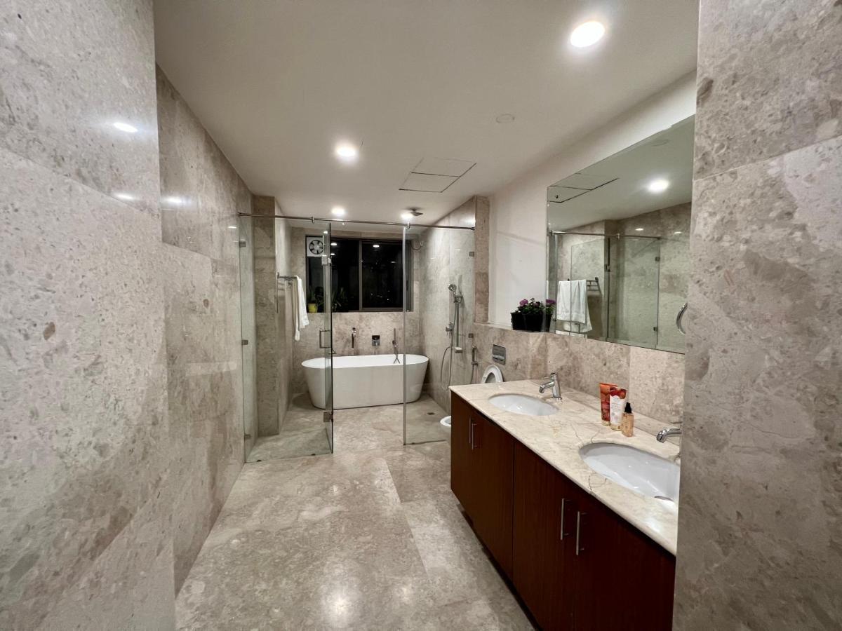 Luxury Master Bedroom With Bathtub N Private Entry Gurgaon Dış mekan fotoğraf