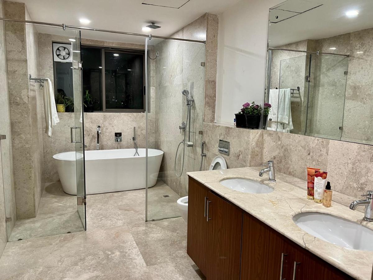 Luxury Master Bedroom With Bathtub N Private Entry Gurgaon Dış mekan fotoğraf