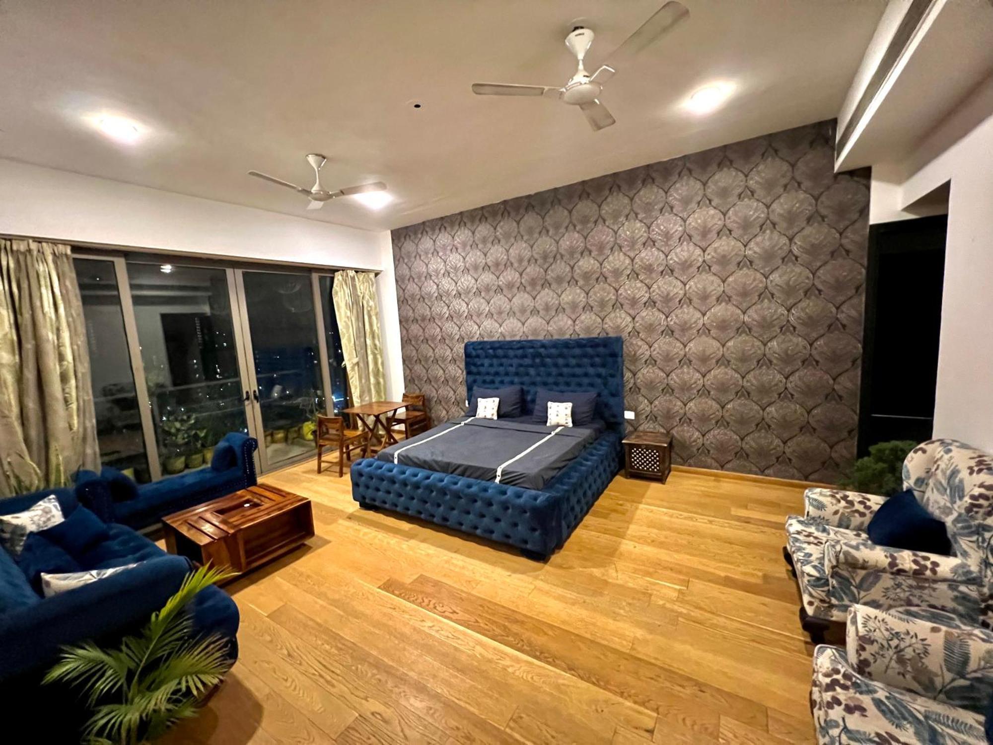 Luxury Master Bedroom With Bathtub N Private Entry Gurgaon Dış mekan fotoğraf